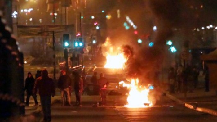 Carabineros detuvo a 11 personas por desordenes y barricadas en Peñalolén