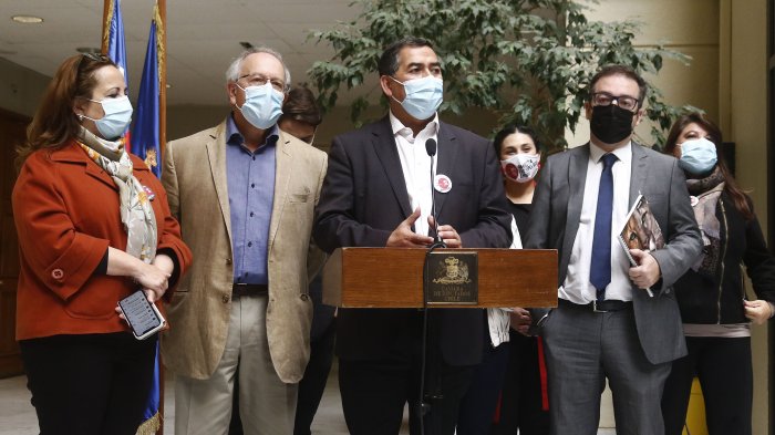 Diputados de oposición se reúnen para evaluar posible acusación constitucional contra presidente Piñera