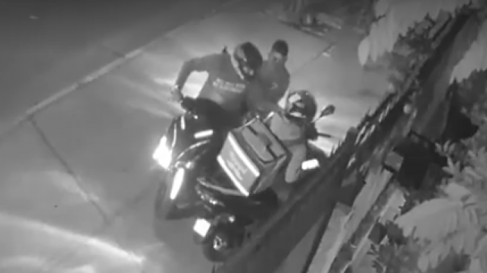 Repartidores detuvieron a dos menores de 13 y 16 años que robaron la moto de una mujer en San Miguel