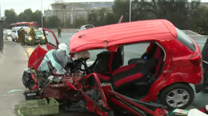 Dos personas resultaron lesionadas por impactante choque de dos autos y un bus en Renca