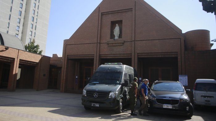12 detenidos por matrimonio clandestino en Las Condes: Hasta el sacerdote terminó en la Comisaría
