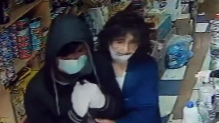 Ladrón se arrepintió y terminó abrazado a la víctima: Dueña del almacén habló con él y lo tranquilizó