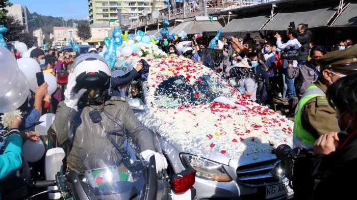 Con globos y peluches: Miles de personas acompañaron cortejo fúnebre de Tomás Bravo