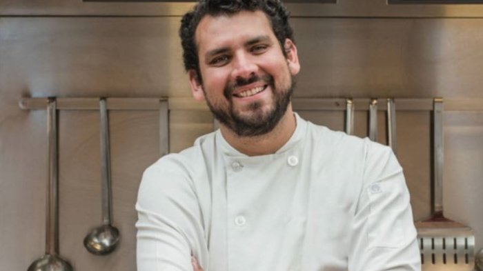 Y con la clásica campanita en la entrada: La bella casa de Juan Pablo Mellado