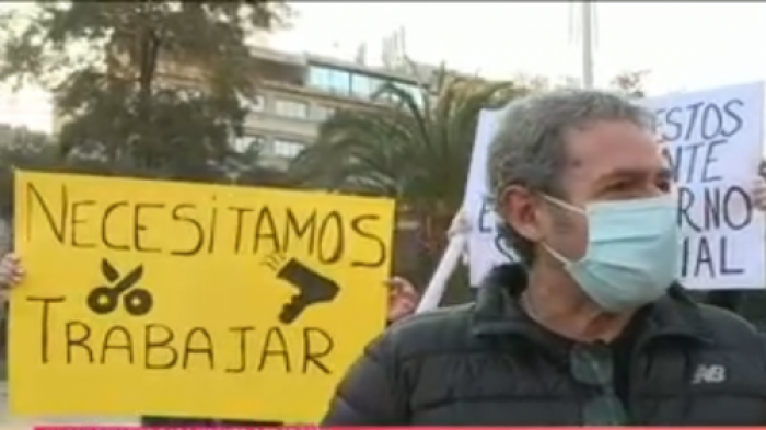 Exigen permiso para trabajar: Peluqueros y profesionales de la belleza se manifestaron en Plaza Italia