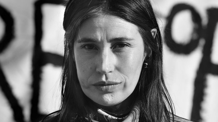 Carabinero que disparó a actriz el 18-O fue formalizado: Tendrá que cumplir arresto domiciliario nocturno