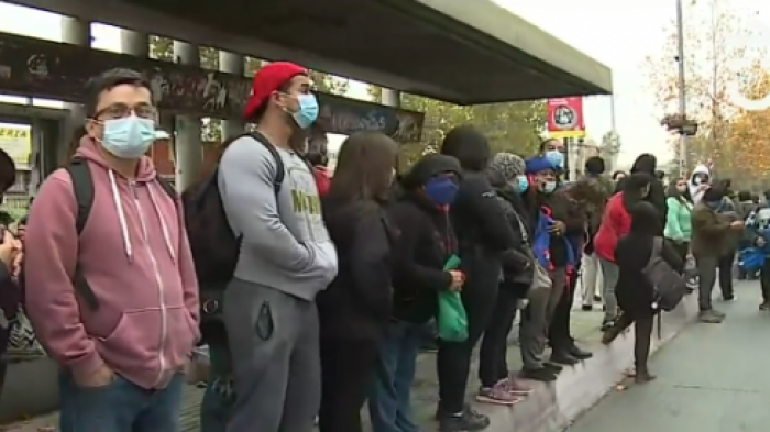 Aglomeraciones en Vicuña Mackenna por falla en estación Trinidad del metro de Santiago