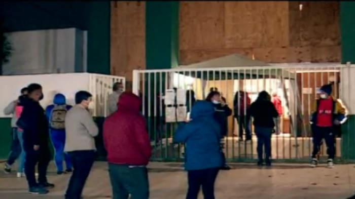 No portaban permisos: 61 personas detenidas en colegio de San Ramón mientras entregaban vales de gas y mercadería