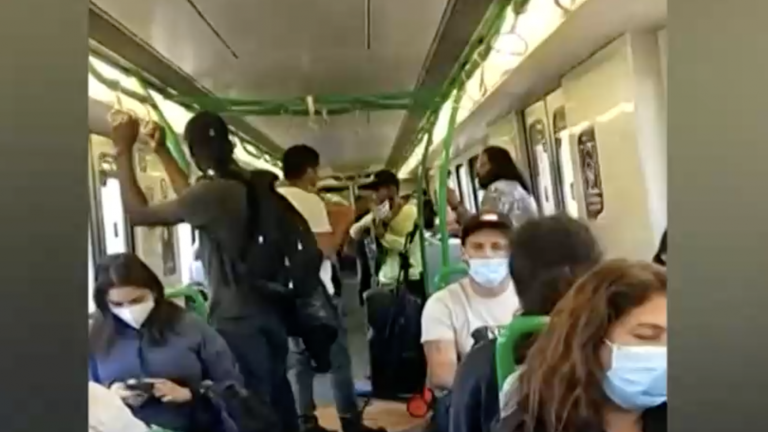 Usuarios del Metro de Valparaíso denuncian que músicos no respetan medidas sanitarias