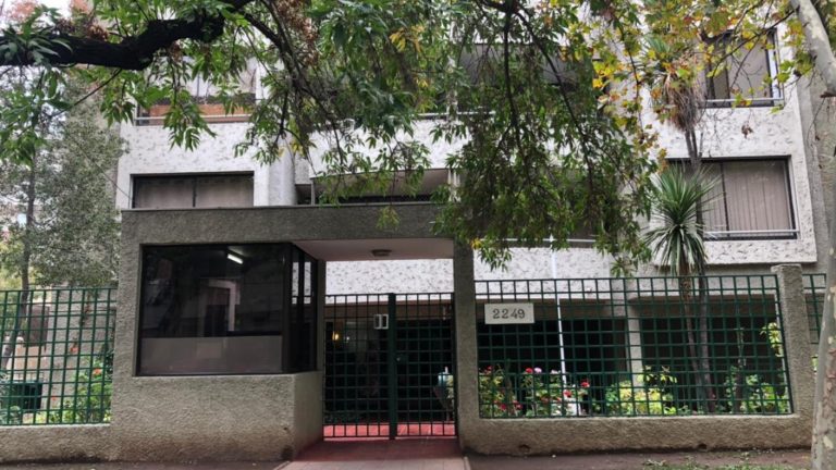 Tres carabineros detenidos por realizar fiesta clandestina en departamento de Providencia