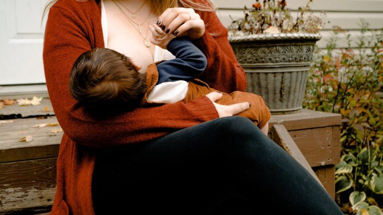 Madres lactantes vacunadas contra el COVID-19 pueden transmitir anticuerpos protectores a través de la leche
