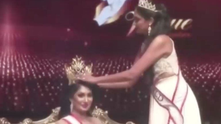 Le arrebatan la corona a reina de belleza de Sri Lanka por estar supuestamente divorciada