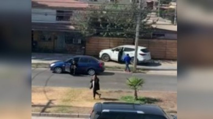 Mujer sufrió portonazo en Quilicura: Vecinos retuvieron a los delincuentes que chocaron con el portón de una casa