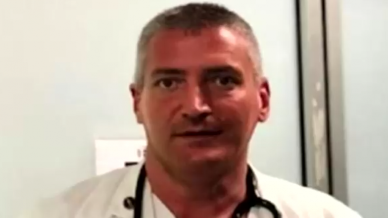 Médico es acusado de matar a pacientes con COVID-19 para 