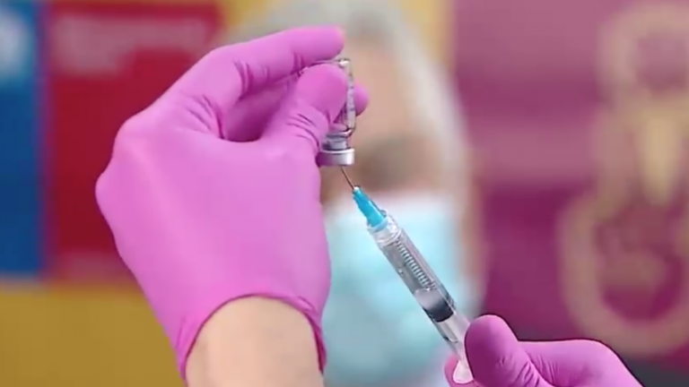 Calendario del Minsal: Revisa a quiénes les toca vacunarse contra el COVID-19 y la influenza este viernes