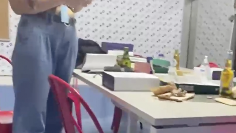 Más de 20 detenidos por fiesta clandestina en laboratorio donde realizan exámenes PCR