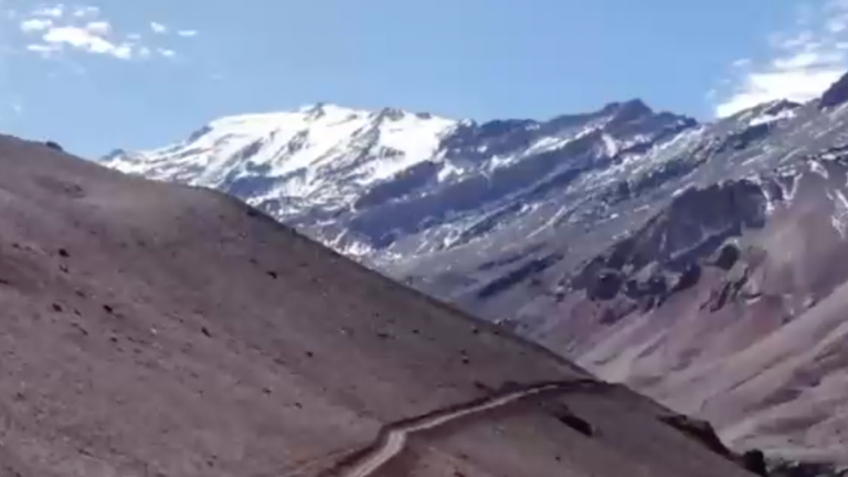 Cerro El Plomo: Acusan destrucción de Camino del Inca por construcción de ruta con maquinaria