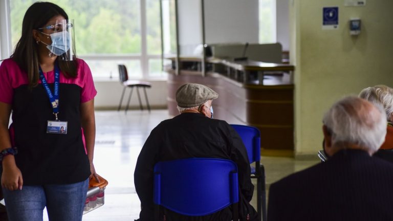 Diputados DC proponen nuevo plan de vacunación: Extender a fin de semana y ampliar horario de atención