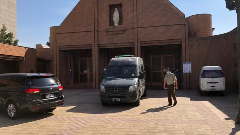 Cura, novios y hasta el coro fueron detenidos en matrimonio que excedía el aforo en Las Condes