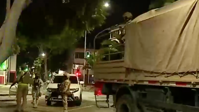 Operativo militar: Las imágenes de una noche en Santiago durante el toque de queda