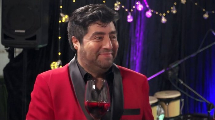 Con su esposa y la orquesta: El gran recibimiento de Gustavo Becerra a sus invitados