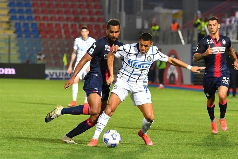Inter quedó a un paso del Scudetto tras vencer al Crotone con Alexis en cancha