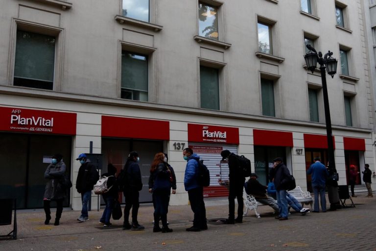 Estudio: 85,2% piensa que sería mejor sacar el 100% de sus fondos y terminar con las AFP