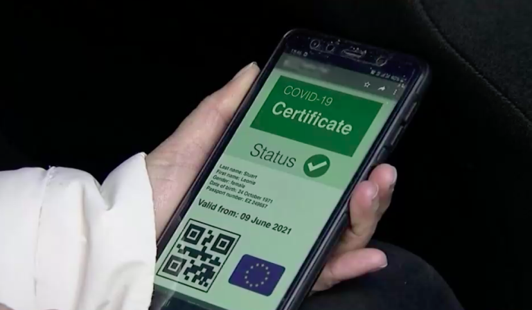 UE: Proponen aceptar a turistas vacunados a través de Certificado Verde Digital