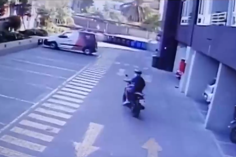 Delincuente se hace pasar por residente, entra a un edificio y se roba la moto del conserje