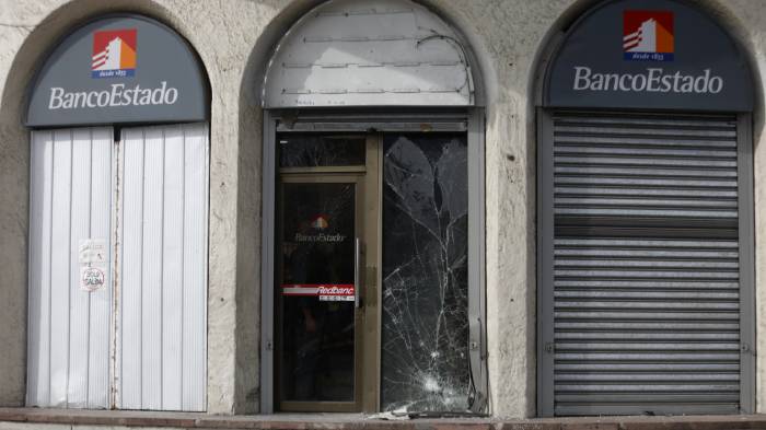 Podría no tratarse de un robo: Alarma por fuerte explosión en sucursal de Banco Estado