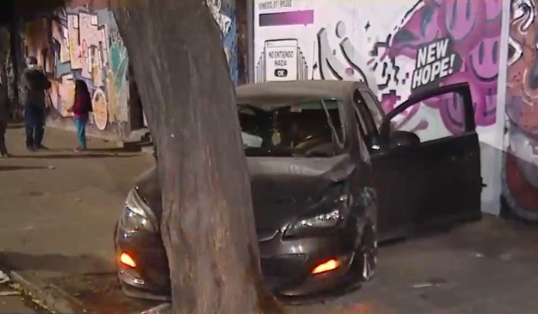 Evadieron control policial, se estrellaron con un árbol y fueron detenidos: Portaban siete kilos de cocaína