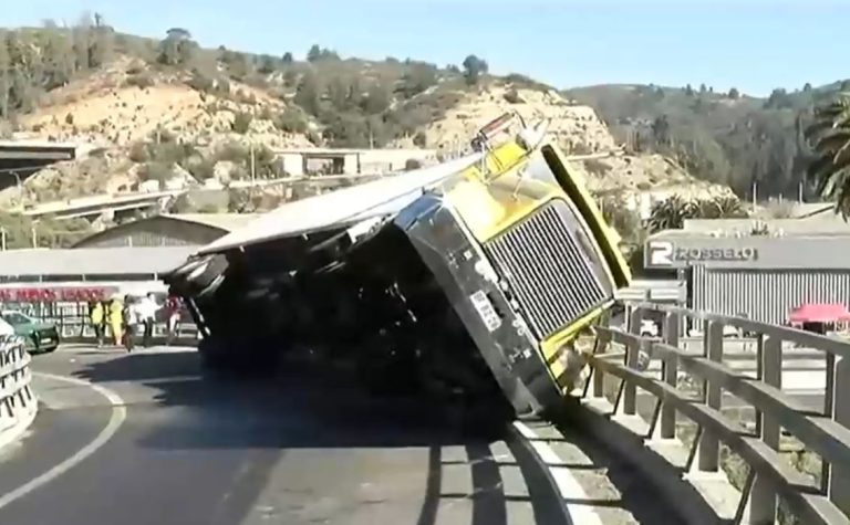 Camión de alto tonelaje volcó en camino Las Palmas