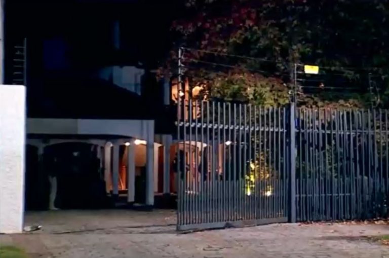 Millonario robo en Las Condes: Amarraron a familia, registraron la casa por 30 minutos y terminaron chocando