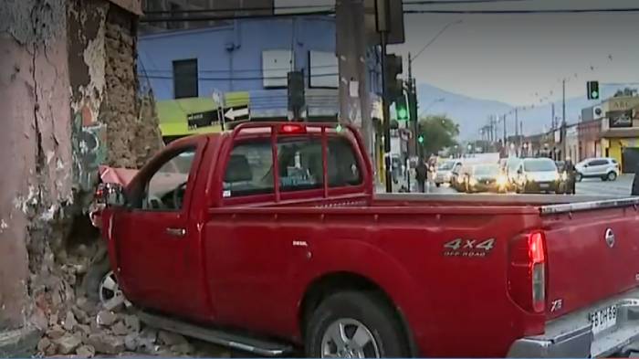 Conductor se dio a la fuga: Camioneta robada chocó con local comercial en Recoleta