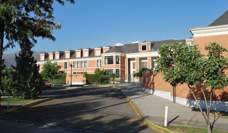 Ministro Figueroa es apoderado: Colegio Los Alerces envió a 12 cursos a cuarentena preventiva