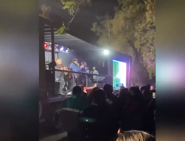 Con orquesta y show: Masivo velorio de cantante tropical terminó con un detenido en Puente Alto