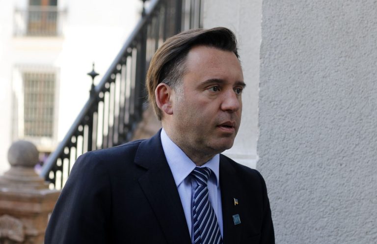 Alcalde de Punta Arenas apoya un “carnet verde”: “No puede ser que la vacunación no se considere en el Paso a Paso”