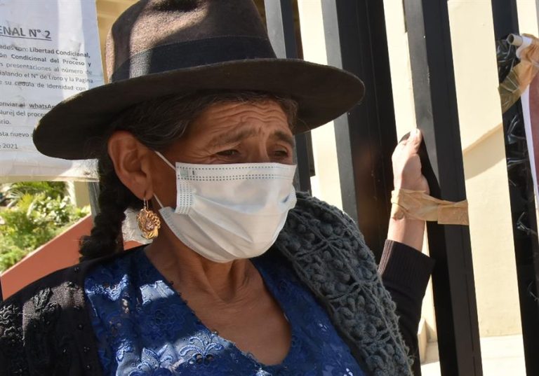 Mujer se encadena afuera de un tribunal en protesta por libertad del asesino de su hija