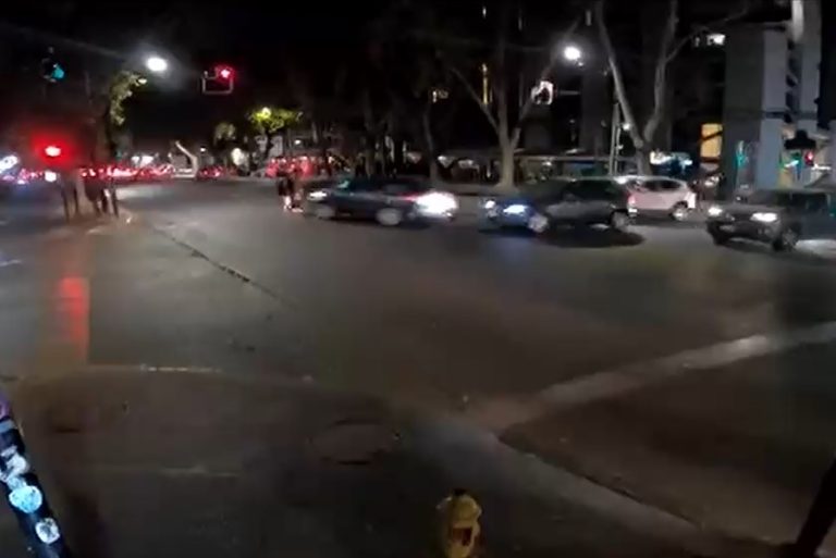 No respetó una luz roja a exceso de velocidad y atropelló brutalmente a una pareja en Providencia