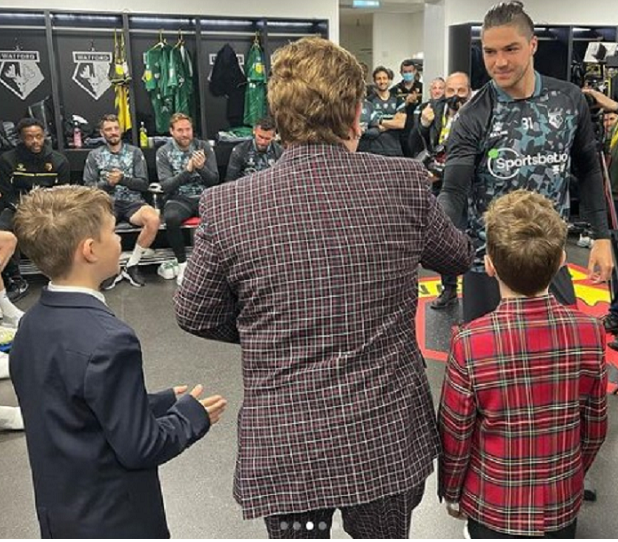 Elton John felicitó a Francisco Sierralta por el ascenso del Watford a la Premier League