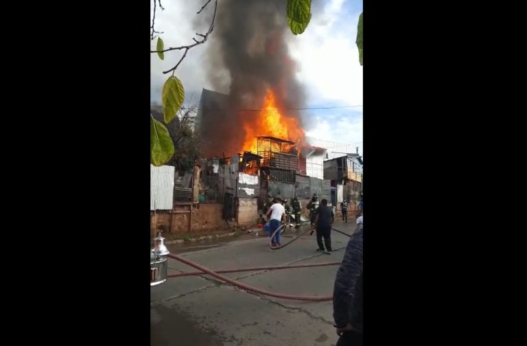 Incendio dejó al menos 4 viviendas consumidas en su totalidad en Viña del Mar