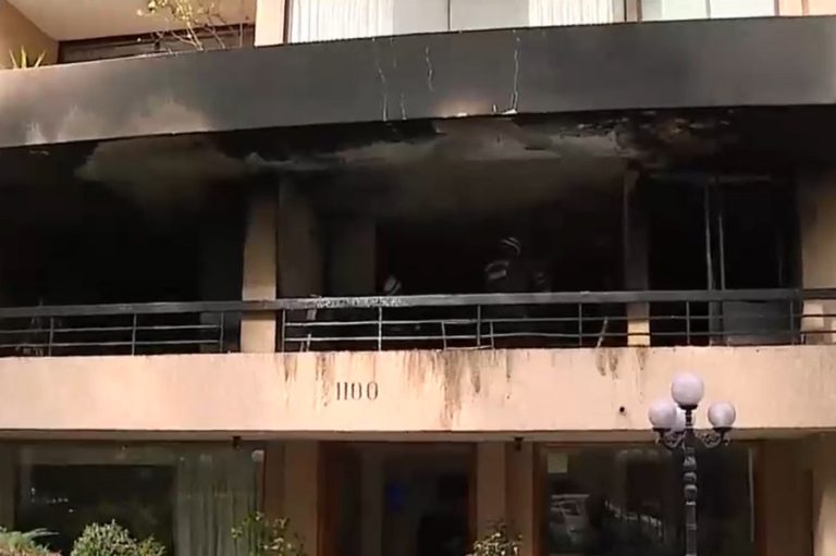 Las Condes: Matrimonio de adultos mayores falleció tras explosión en su departamento