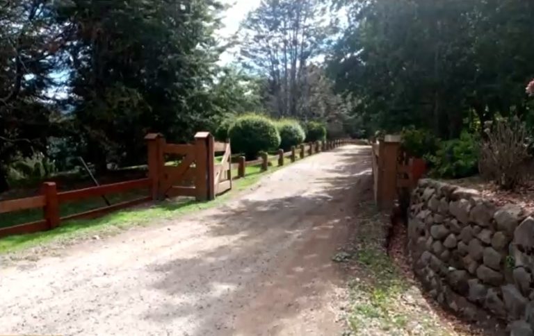 Acusan a empresario de cerrar camino a orillas del Lago Caburgua: MOP dice que es público