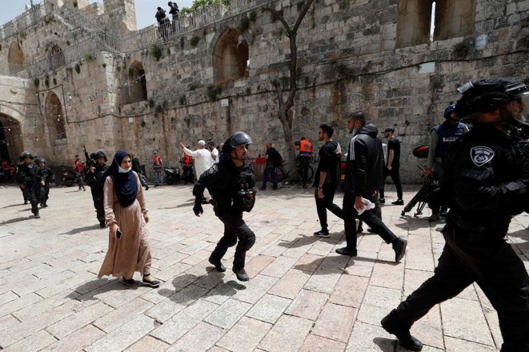 Más de 200 palestinos resultan heridos tras choques con la policía israelí en Explanada de las Mezquitas