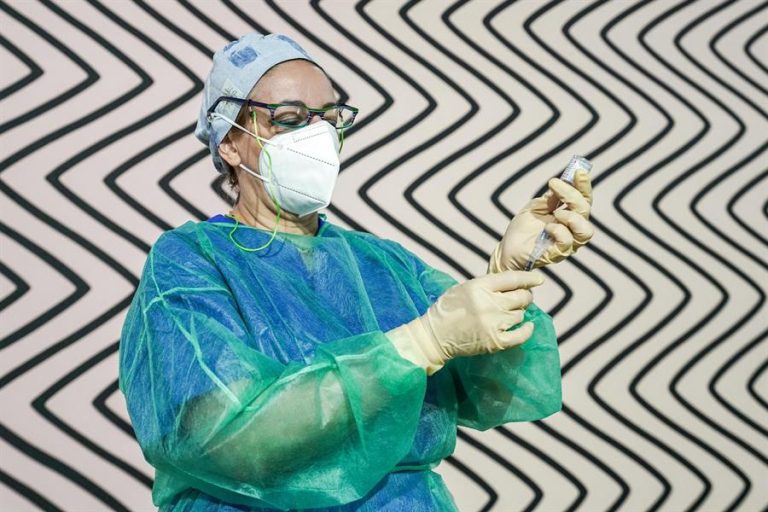 Por error le inyectaron a enfermera italiana 6 dosis de la vacuna contra el COVID-19