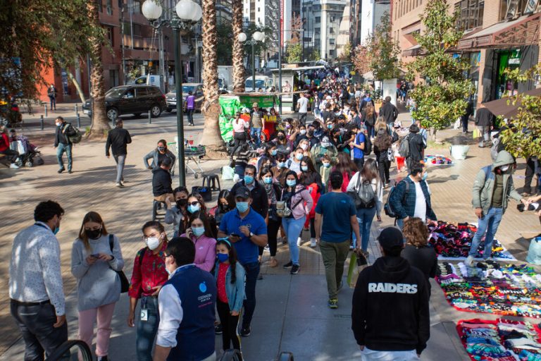 Santiago pasará a Fase 2: ¿Por qué más comunas de la RM no salen de Cuarentena?