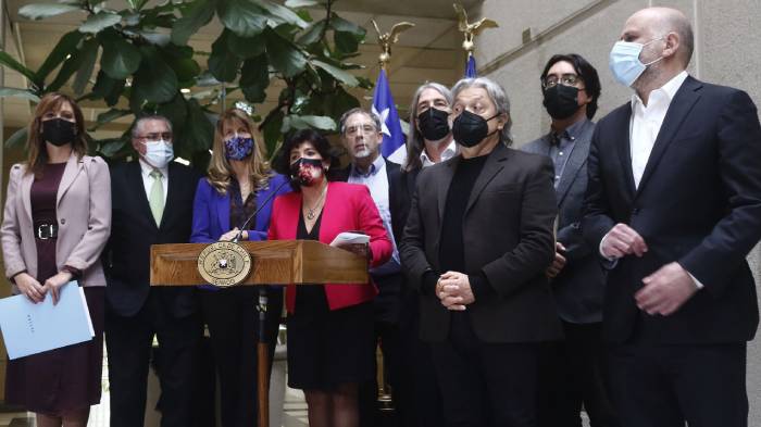 Oposición prepara propuesta de Renta Básica Universal: Estas son las diferencias con iniciativa del gobierno