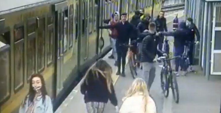 Cayó a las vías: Captan a grupo hombres agrediendo a una joven que tomaba el metro en Dublín