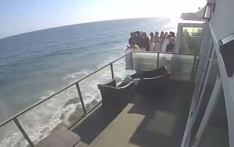 Balcón se derrumbó durante celebración en la playa: 10 personas cayeron a las rocas