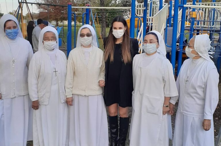 Pampita inauguró plaza en honor a su hija Blanca en Argentina: Benjamín Vicuña fue parte de la ceremonia